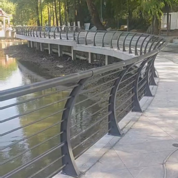 不锈钢护栏助力广州劳动学校河道工程项目