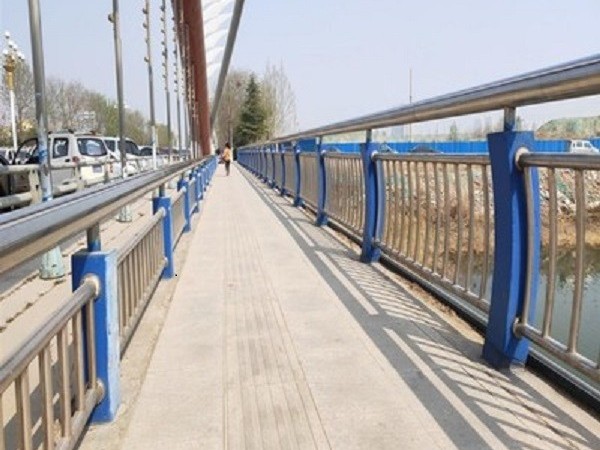 为什么桥梁护栏选用喜师傅不锈钢护栏厂家