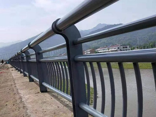不锈钢管和不锈钢复合管哪个更适合做桥梁护栏？