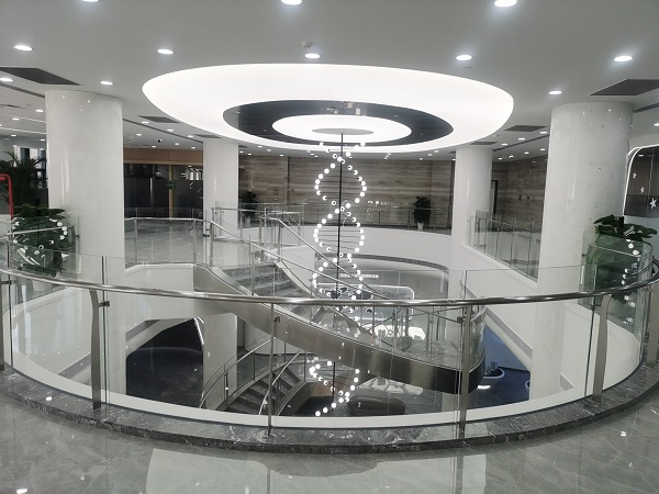 热烈祝贺广州生物岛燃石医学院旋转楼梯玻璃护栏项目圆满竣工