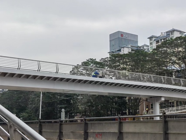 漫步惠城区天桥上，体验不锈钢护栏的现代化应用