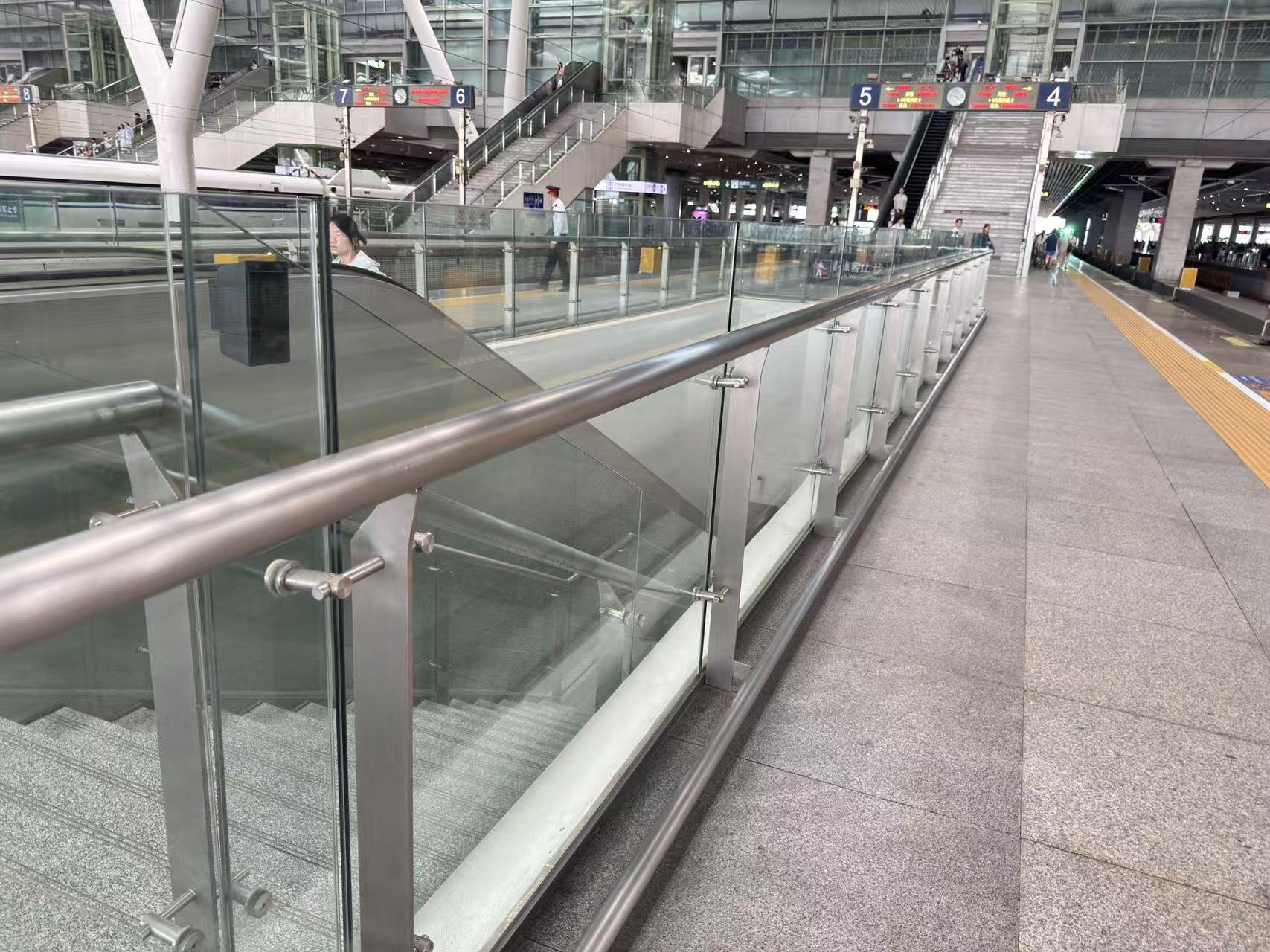 喜师傅不锈钢护栏厂家高铁站案例